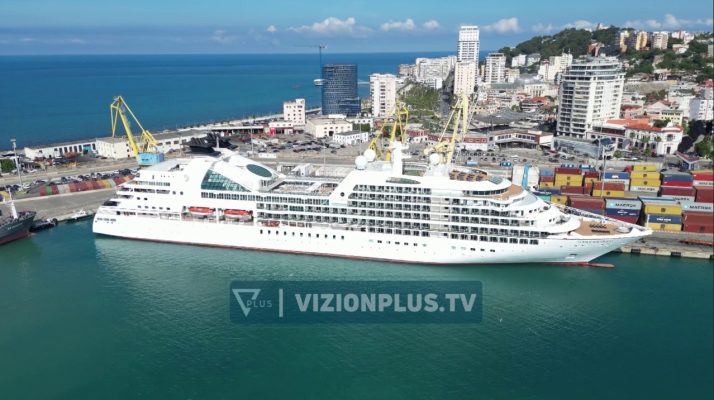 Mbërrin kroçera “Seaborne Quest”, eksploruesja e Mesdheut solli në Durrës qindra turistë nga 22 shtete Mbërrin kroçera “Seaborne Quest”, eksploruesja e Mesdheut solli në Durrës qindra turistë nga 22 shtete