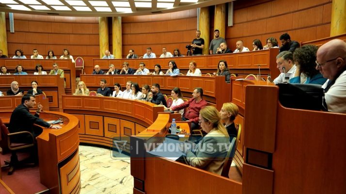 Mblidhet këshilli bashkiak, përfaqësuesit e opozitës refuzojnë kontrollin fizik