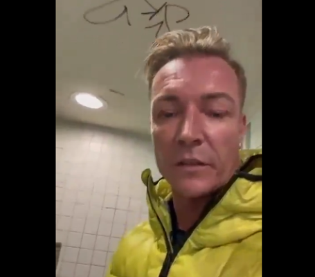 VIDEO/ E shëmtuar, politikani gjerman filmon veten duke lëpirë tualetet publike