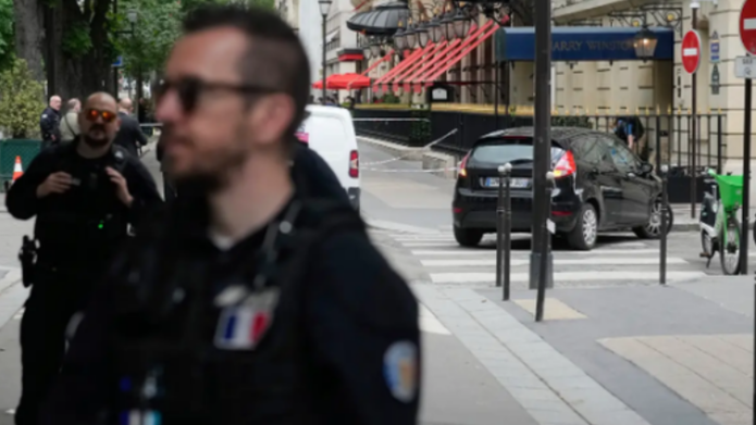 Grabitje me armë në mes të Parisit