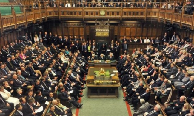 80 deputetë konservatorë japin dorëheqjen nga parlamenti britanik