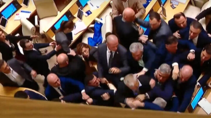 VIDEO/ Deputetët gjeorgjianë i lënë nervat, grushta njëri-tjetrit në parlament