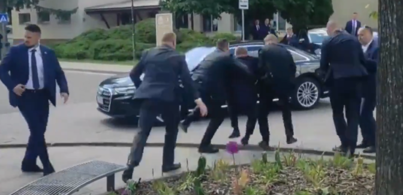 VIDEO/ I gjunjëzuar dhe me duar në bark, momenti i plagosjes së kryeministrit të Sllovakisë