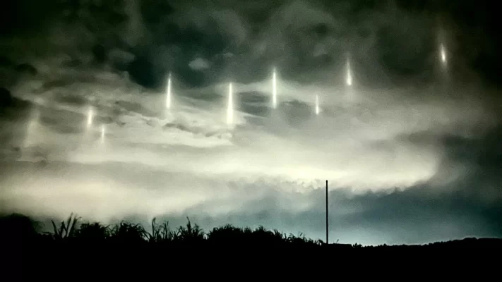 “Po na pushtojnë UFO-t”, zbulohet misteri i dritave të çuditshme në qiell