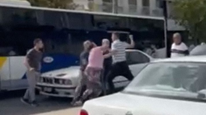 Shqiptari dhe partnerja dhunohen barbarisht në mes të rrugës (VIDEO) Shqiptari dhe partnerja dhunohen barbarisht në mes të rrugës (VIDEO)