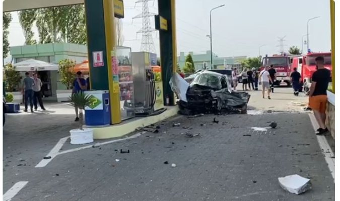 “Range Rover-i” përplaset me tabelën elektronike të karburantit në Lushnjë, dy të lënduar