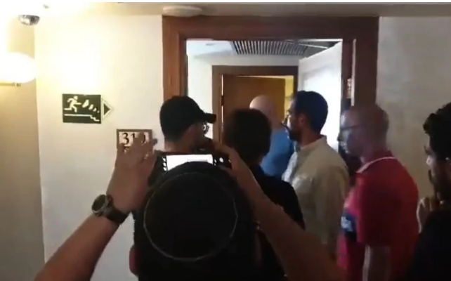 VIDEO/ Policia izraelite bastis zyrat e Al Jazeera në Jerusalemin Lindor