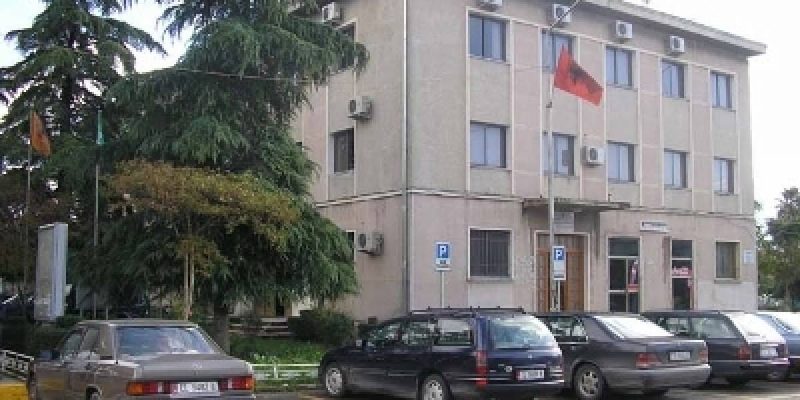 BKH dhe policia mësyjnë në bashkinë e Elbasanit, sekuestrohet telefoni i nënkryetares
