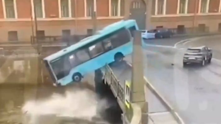 VIDEO/ Tragjedi në Rusi, autobusi “zhytet” në ujë, 3 të vdekur dhe disa të plagosur