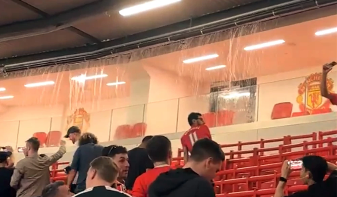 VIDEO/ Përmbytet “Old Trafford”, probleme në stadium nga reshjet e shiut