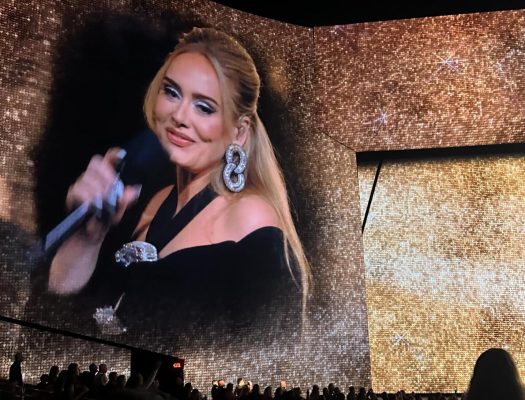 VIDEO/ Adele ndërpret koncertin për t’i bërë një urim special vajzës së partnerit