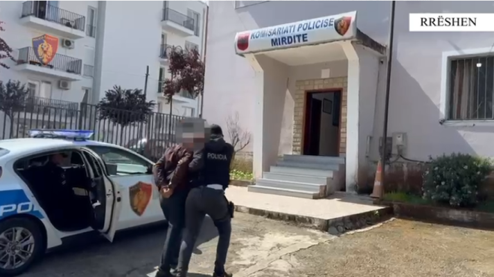 Mbante kallashnikov në banesë, arrestohet 62-vjeçari Mbante kallashnikov në banesë, arrestohet 62-vjeçari