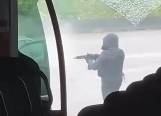 VIDEO/ Persona të armatosur sulmojnë furgonin që po transportonte një të burgosur, vriten dy policë burgjesh