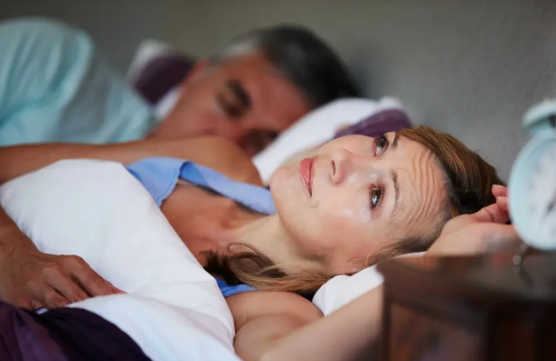 Gratë apo burrat? Mjekët zbulojnë se kush bën gjumë më të mirë