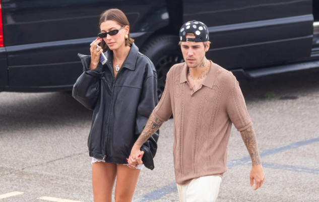 Hailey Bieber tregon barkun e rrumbullakosur, fotografohet në shëtitje me Justin Bieber