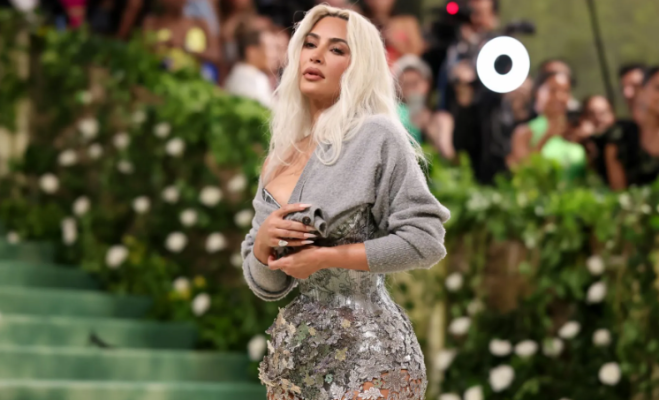 “Nuk merr dot frymë”, fansat të shqetësuar për veshjen e Kim Kardashian në Met Gala