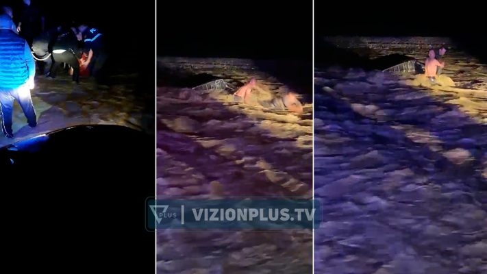 Shmanget tragjedia! Tre persona tentuan të kalonin lumin Osum me makinë dhe i mori rrjedha para, shpëtohen nga zjarrfikësit Shmanget tragjedia! Tre persona tentuan të kalonin lumin Osum me makinë dhe i mori rrjedha para, shpëtohen nga zjarrfikësit