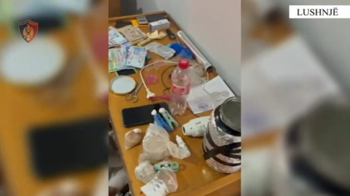 Kthyen shtëpinë në bazë përpunimi droge, arrestohen babë e bir në Lushnje, sekuestrohen qindra doza lëndë narkotike Kthyen shtëpinë në bazë përpunimi droge, arrestohen babë e bir në Lushnje, sekuestrohen qindra doza lëndë narkotike