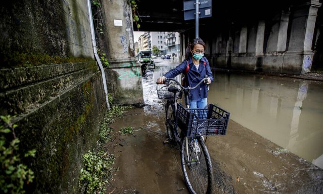 Përmbytet Milano, reshjet e shiut shkaktojnë probleme në qytetin italian