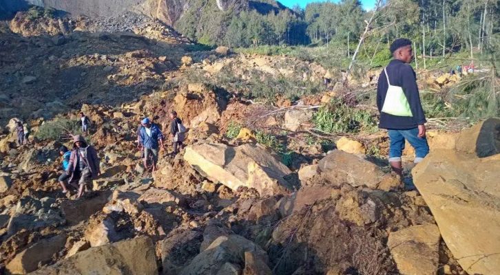 Tragjedi në Papua Guinea e Re, 2000 njerëz u varrosën të gjallë nga rrëshqitjet e dheut Tragjedi në Papua Guinea e Re, 2000 njerëz u varrosën të gjallë nga rrëshqitjet e dheut