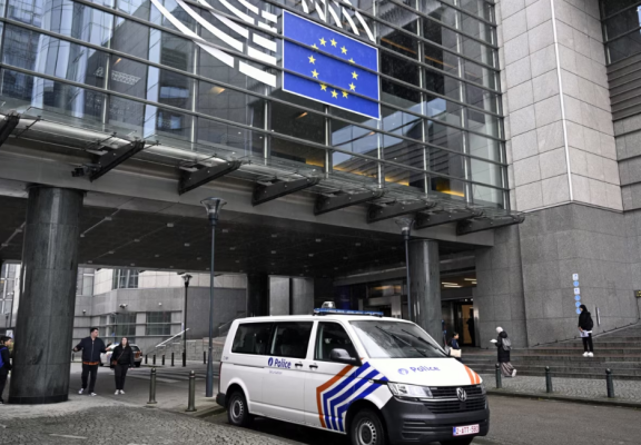 Policia kontrollon zyrat e PE-së për ndërhyrjen e dyshuar ruse