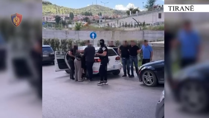 VIDEO/ Sekuestrohen 10 armë zjarri, momenti kur policia shtrin në tokë trafikantët VIDEO/ Sekuestrohen 10 armë zjarri, momenti kur policia shtrin në tokë trafikantët