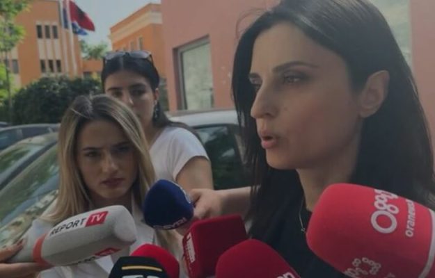 Pas dy orësh, kryebashkiakja e Durrësit del nga SPAK, refuzon të flasë: Do ruaj sekretin hetimor Pas dy orësh, kryebashkiakja e Durrësit del nga SPAK, refuzon të flasë: Do ruaj sekretin hetimor