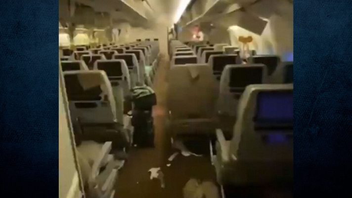 Avioni Londër-Singapor u godit nga turbulencat, 43 persona ende në spital Avioni Londër-Singapor u godit nga turbulencat, 43 persona ende në spital