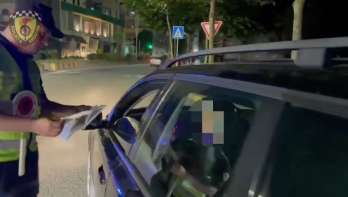 Tentuan të korruptonin policët e Rrugores, e pësojnë 7 shoferët Tentuan të korruptonin policët e Rrugores, e pësojnë 7 shoferët