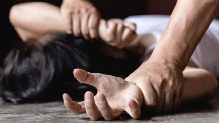 Shqiptari tenton të përdhunojë 53-vjeçaren që shkoi t’i pastronte shtëpinë, zbardhet dëshmia: Më grisi rrobat, ishte i dehur Shqiptari tenton të përdhunojë 53-vjeçaren që shkoi t’i pastronte shtëpinë, zbardhet dëshmia: Më grisi rrobat, ishte i dehur