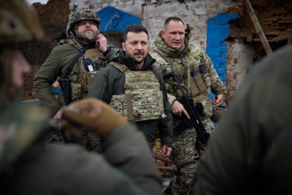 Zelensky nënshkruan ligjin që lejon të dënuarit të shërbejnë në ushtrinë ukrainase