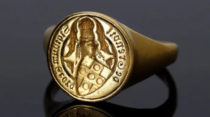 U gjet në një kullotë, shitet 9500 paund unaza e ish-kryeministrit britanik U gjet në një kullotë, shitet 9500 paund unaza e ish-kryeministrit britanik