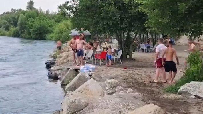 Dibranët bëjnë plazh në Drin, përgjatë brigjeve të lumit “lulëzojnë” bizneset verore