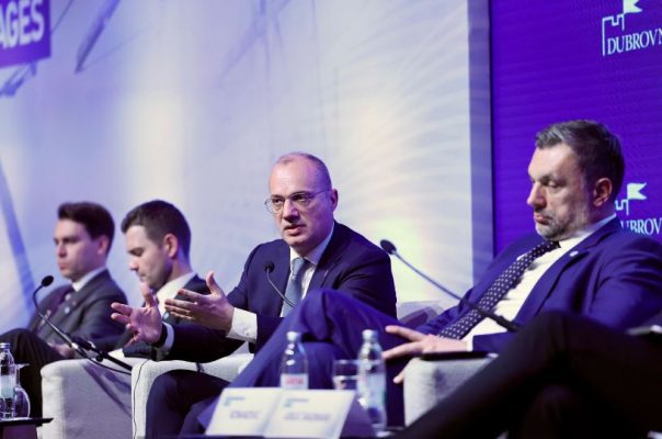 Ministri Hasani përplaset me Lajçak: Përqëndrohuni tek dialogu Kosovë-Serbi, do jemi të lumtur nëse do ketë rezultate Ministri Hasani përplaset me Lajçak: Përqëndrohuni tek dialogu Kosovë-Serbi, do jemi të lumtur nëse do ketë rezultate
