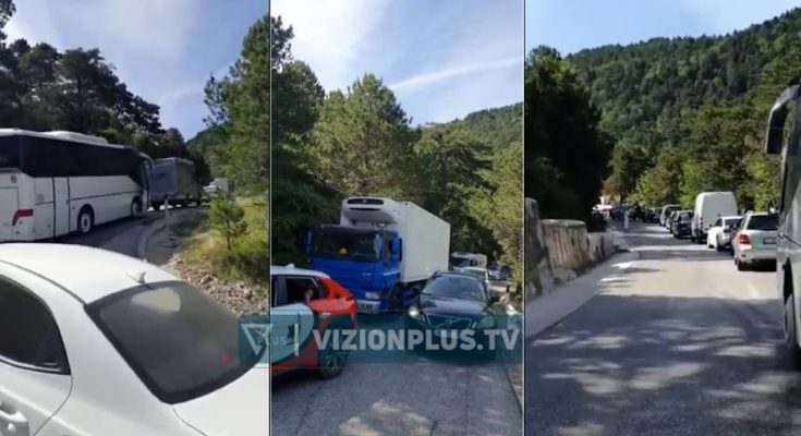 Trafik i rënduar në aksin Vlorë-Llogara, prej disa minutash makinat nuk lëvizin nga vendi