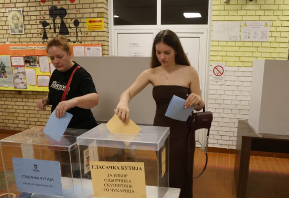 Qytetarët serbë votojnë në zgjedhjet lokale në Beograd dhe 88 qytete e komuna të tjera