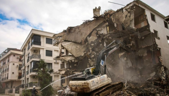 Si të ishte prej letre, dalin pamjet nga momenti i shembjes së ndërtesës 3-katëshe në Stamboll, ka banorë të bllokuar nën rrënoja