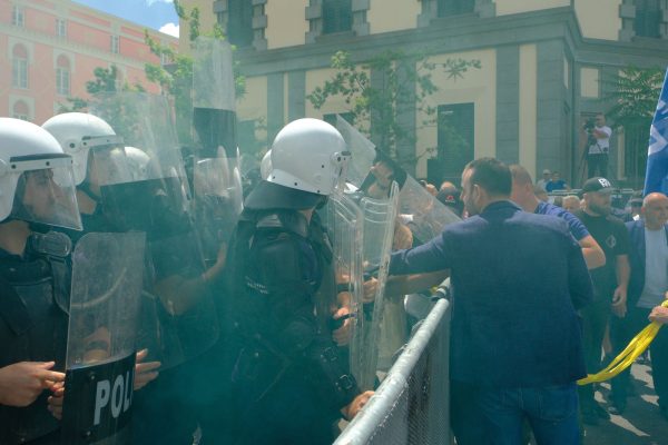 Protesta para Bashkisë, bëhen gati gomat, tensione me policinë