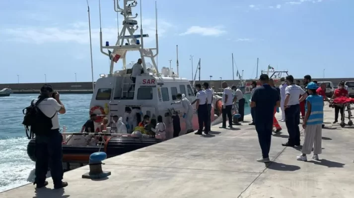 “Përdorëm sëpata dhe çekiç”, tragjedia në Mesdhe, flet kapiteni i anijes që i shkoi në ndihmë emigrantëve: Familje të tëra janë shuar “Përdorëm sëpata dhe çekiç”, tragjedia në Mesdhe, flet kapiteni i anijes që i shkoi në ndihmë emigrantëve: Familje të tëra janë shuar