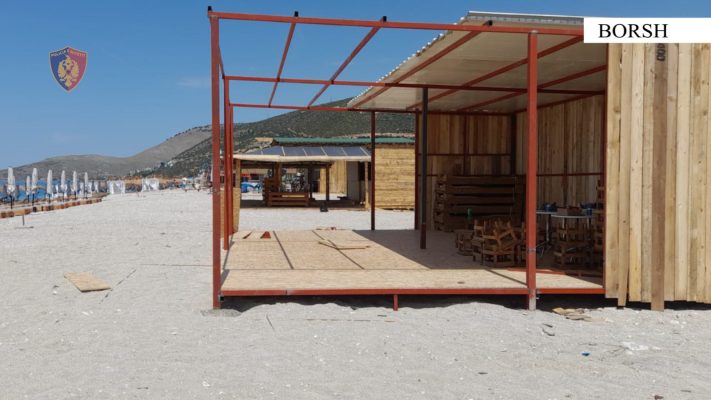Po ndërtonte pa leje një beach bar në Borsh, procedohet penalisht 45-vjeçari
