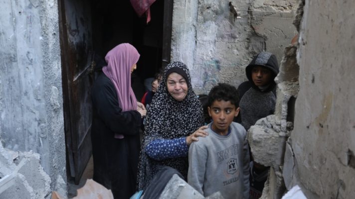 “Pse gjithë kjo vuajtje?”, familja palestineze jeton në tendën mbi rrënojat e shtëpisë së bombarduar: Ky është vendi ynë “Pse gjithë kjo vuajtje?”, familja palestineze jeton në tendën mbi rrënojat e shtëpisë së bombarduar: Ky është vendi ynë