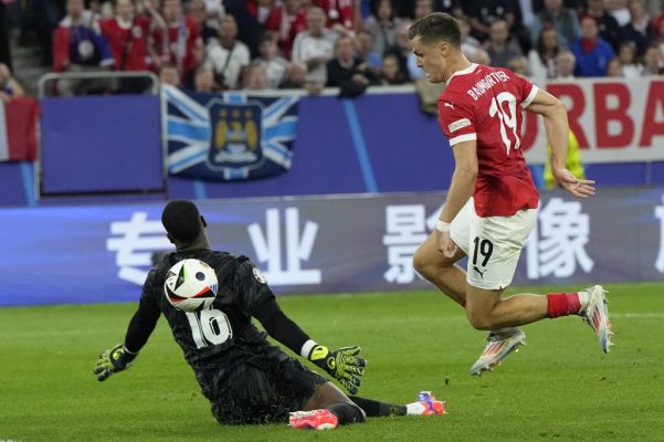 Franca “i falet” autogolit, pjesa e parë mbyllet me avantazhin e “gjelave”