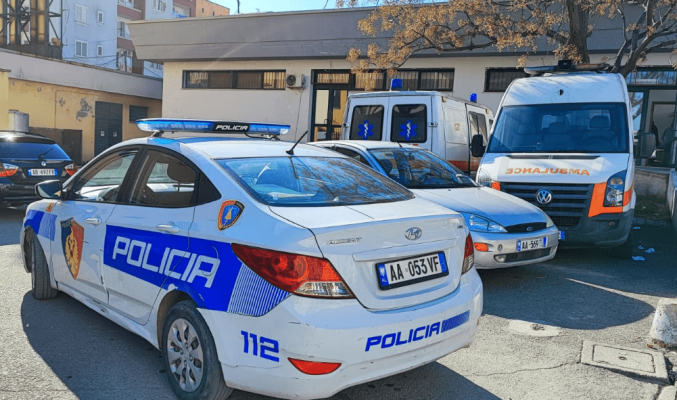 Plagoset me thikë polici në Durrës