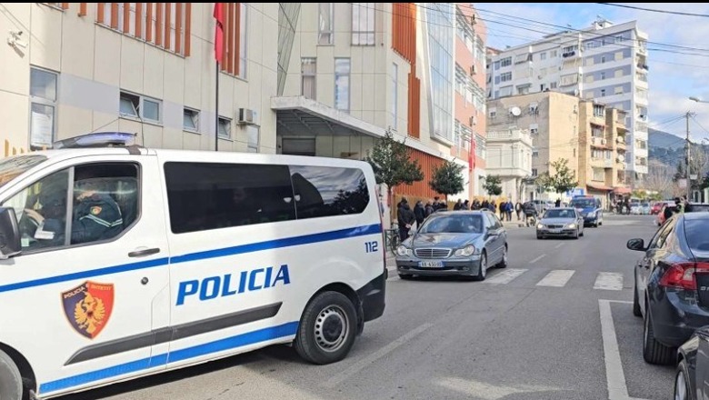 jepnin-para-me-fajde-dy-te-arrestuar-ne-elbasan-dhunuan-babe-e-bir-qe-t-i-kthenin-parate