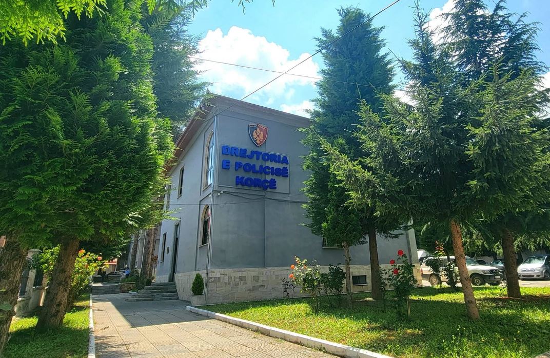 Policia arreston dy vëllezërit në Korçë  u zunë me fqinjët për fëmijët që luanin në lagje