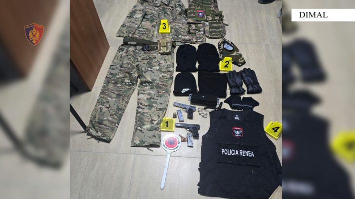 Armë, veshje policie dhe maska, arrestohet 21-vjeçari nga Fieri Armë, veshje policie dhe maska, arrestohet 21-vjeçari nga Fieri