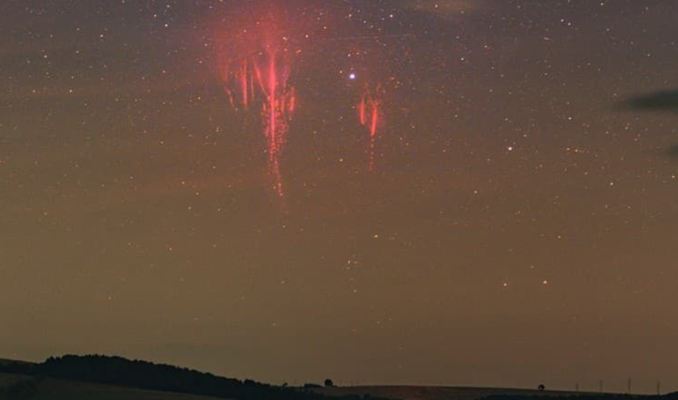 E njohur si “rrufeja e kuqe”, fenomeni i rrallë fotografohet në Sllovaki E njohur si “rrufeja e kuqe”, fenomeni i rrallë fotografohet në Sllovaki