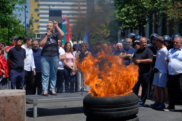 Protestë me goma dhe vezë, opozita nuk i ndahet Veliajt, përgatitet për tubimin e 11 korrikut Protestë me goma dhe vezë, opozita nuk i ndahet Veliajt, përgatitet për tubimin e 11 korrikut