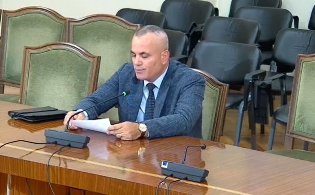 Kërkesa e Ardi Veliut për komisionin, irritohet opozita: Mirë që di të lexosh e të shkruash Kërkesa e Ardi Veliut për komisionin, irritohet opozita: Mirë që di të lexosh e të shkruash