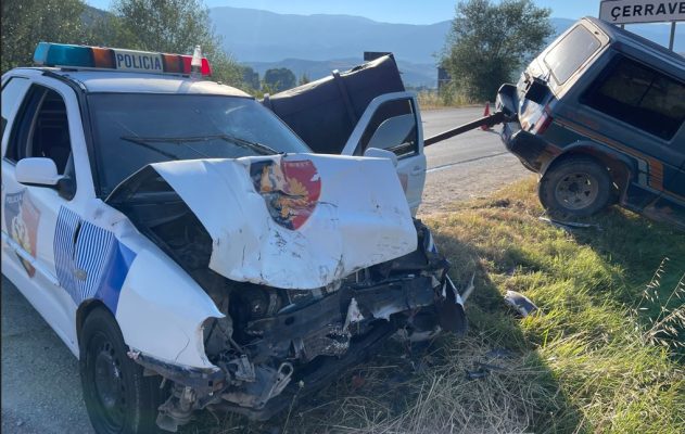Makina e policisë përplaset me një tjetër mjet në aksin Maliq-Pogradec, lëndohet efektivi i rrugores Makina e policisë përplaset me një tjetër mjet në aksin Maliq-Pogradec, lëndohet efektivi i rrugores